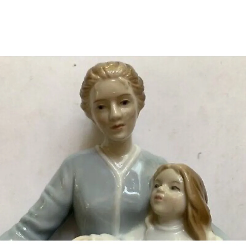 SOLD Vintage AVON “a Mothers Touch” Figurine - Picture 6 of 7